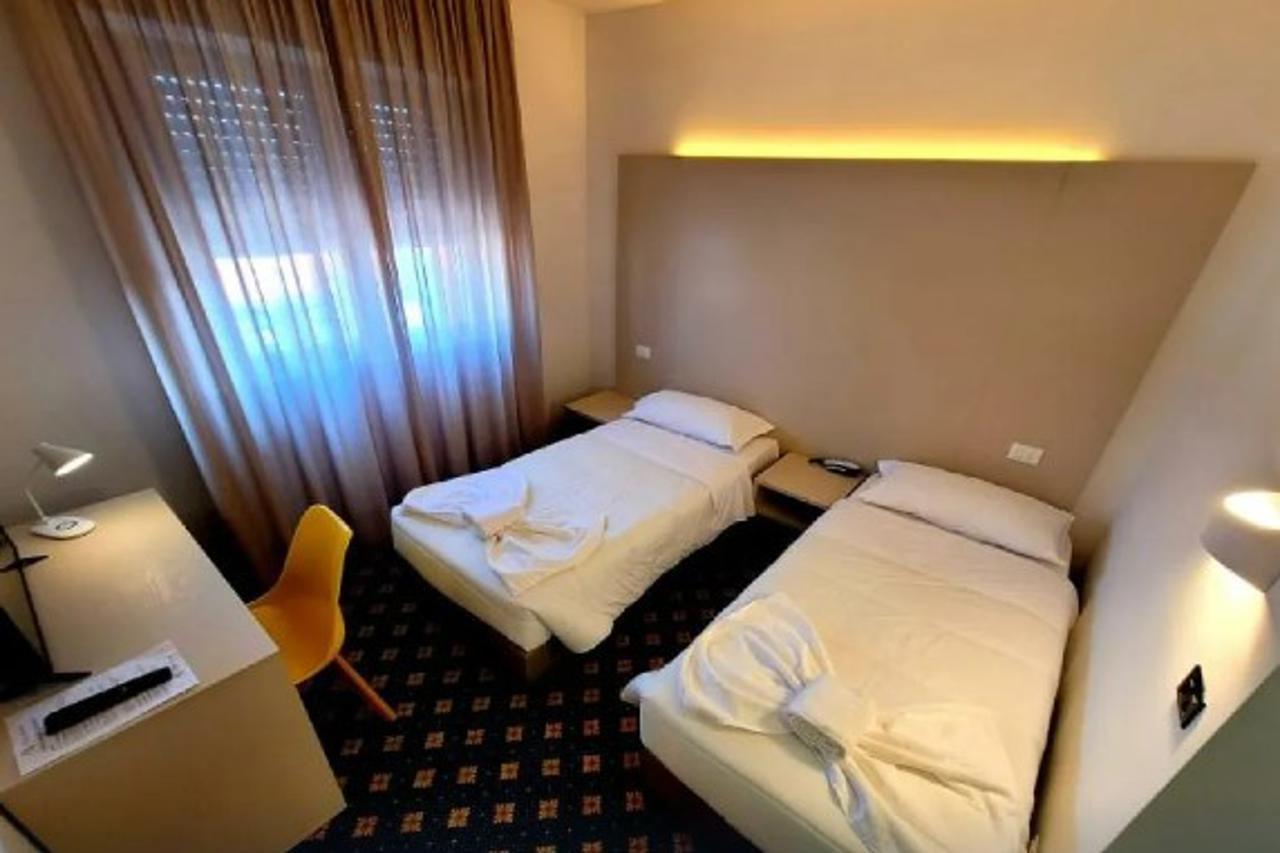 Hotel Azzano Decimo エクステリア 写真